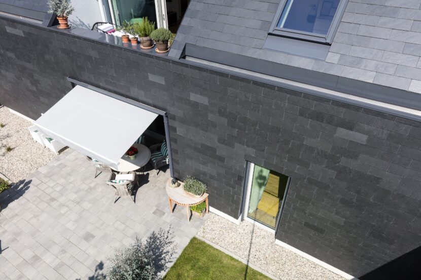 Die innenliegende Dachentwässerung wurde gewählt, um den reduzierten Eindruck des Hauses nicht zu stören (Foto: Rathscheck Schiefer)