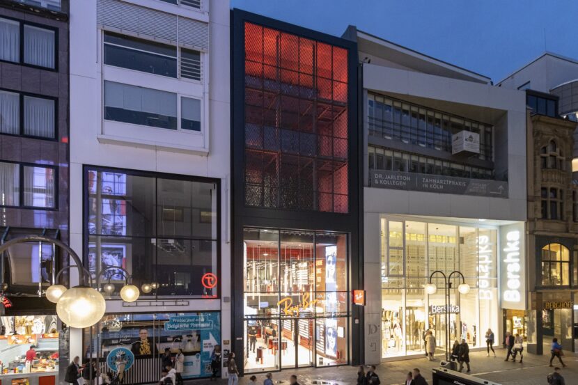 Abendstimmung in Köln: Eine in die Fassadenkulisse integrierte Beleuchtung macht das Geschäftshaus zu einem "Hingucker" auf der Schildergasse (Foto: Thorsten Kern)