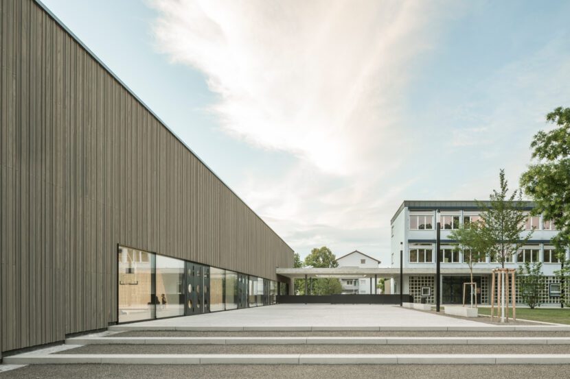 Sporthalle Fasanenhofschule Stuttgart: Ansicht Ost mit Vordach und Bestandsgebäude (Foto: Henrik Schipper)