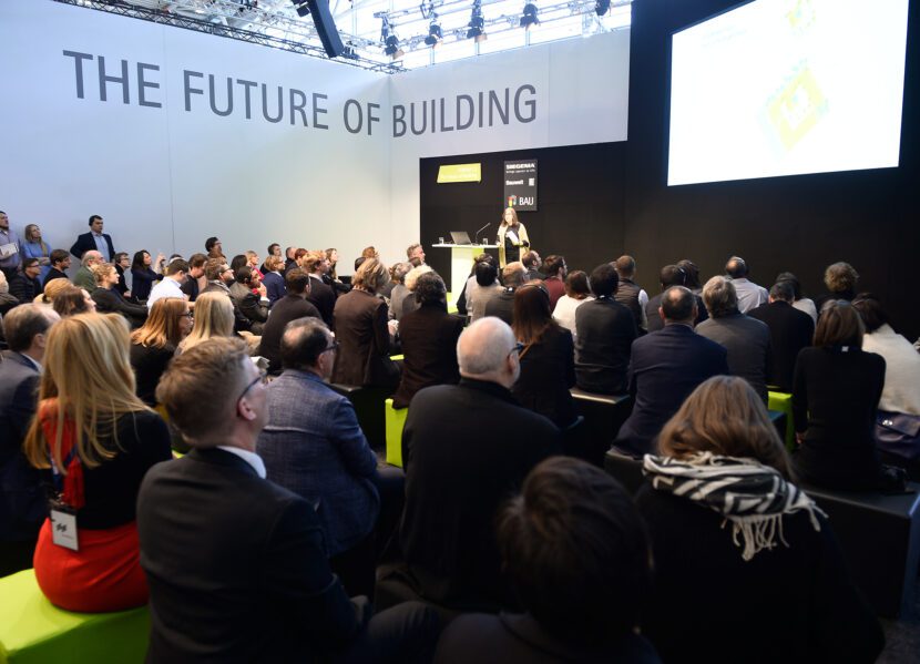 Das Rahmenprogramm der BAU 2023 setzt einen Schwerpunkt auf Nachhaltigkeit und Klimaneutralität (Abbildung: Ein Vortrag auf der BAU 2019, Foto: Messe München / StudioLoske)