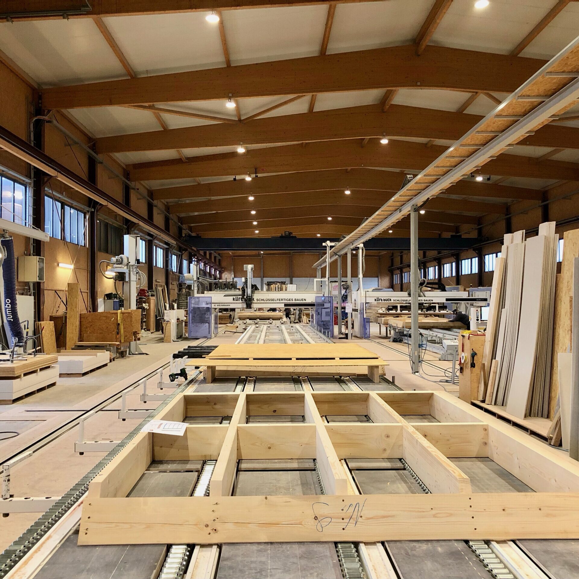 In der langgestreckten Werkhalle von Kurt Buck werden die Holzrahmen produziert (Foto: Eric Sturm)
