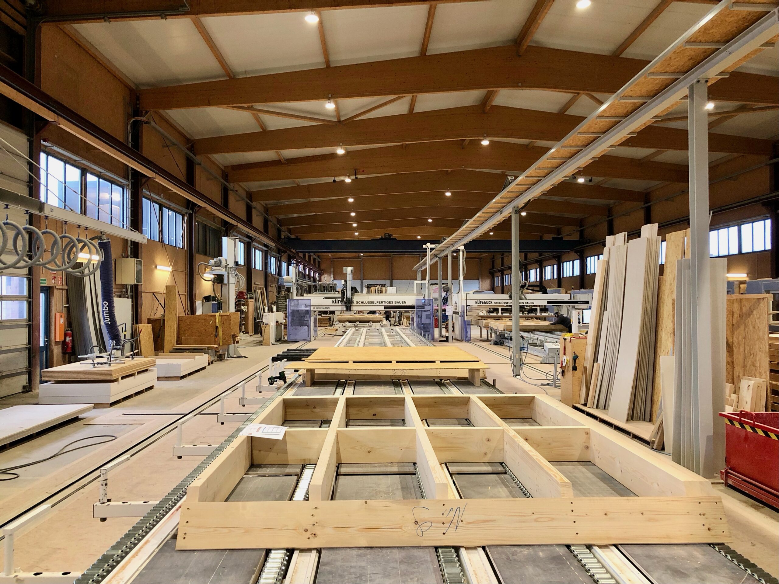In der langgestreckten Werkhalle von Kurt Buck werden die Holzrahmen produziert (Foto: Eric Sturm)