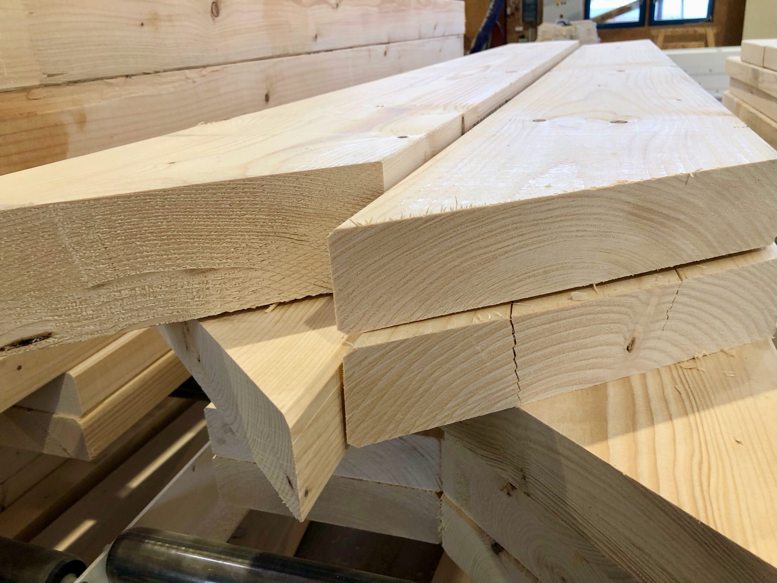 Die zugeschnittenen Stäbe der späteren Holzrahmen vor dem Zusammenbau (Foto: Eric Sturm)