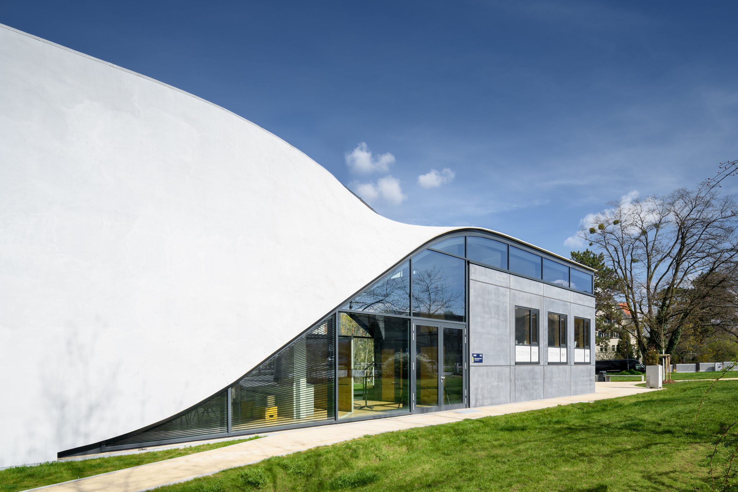 Der CUBE in Dresden ist das weltweit erste Gebäude aus Carbonbeton. Es wurde vollständig ohne Stahlbewehrung errichtet. (Foto: © Moritz Bernoully)