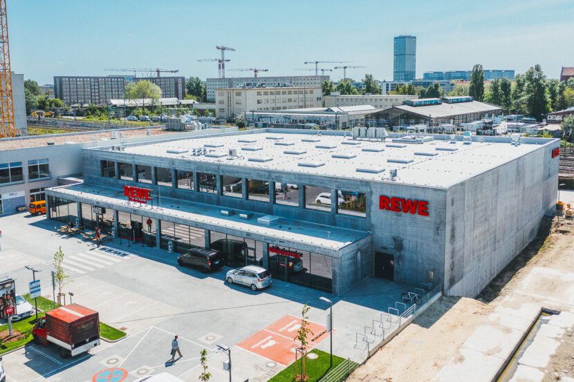 Der neue Supermarkt aus Infraleichtbeton befindet sich zwischen RAW-Gelände und Ostkreuz in der Revaler Straße 33 (Foto: Christoph Große)