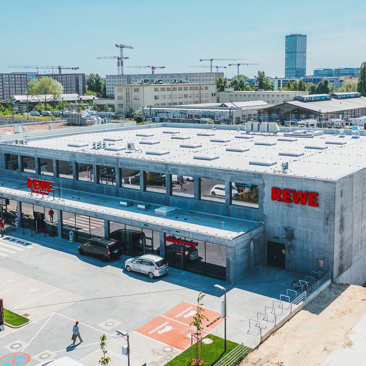 Der neue Supermarkt aus Infraleichtbeton befindet sich zwischen RAW-Gelände und Ostkreuz in der Revaler Straße 33 (Foto: Christoph Große)