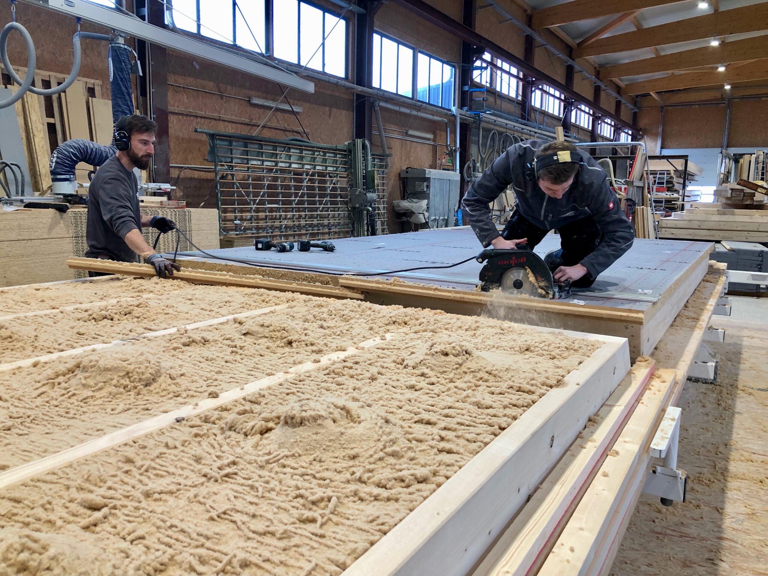 Die Unterdeckplatte wird exakt auf die Maße des darunter liegenden Rahmens zugeschnitten. Im Vordergrund der nächste Rahmen, noch offen (Foto: Eric Sturm)