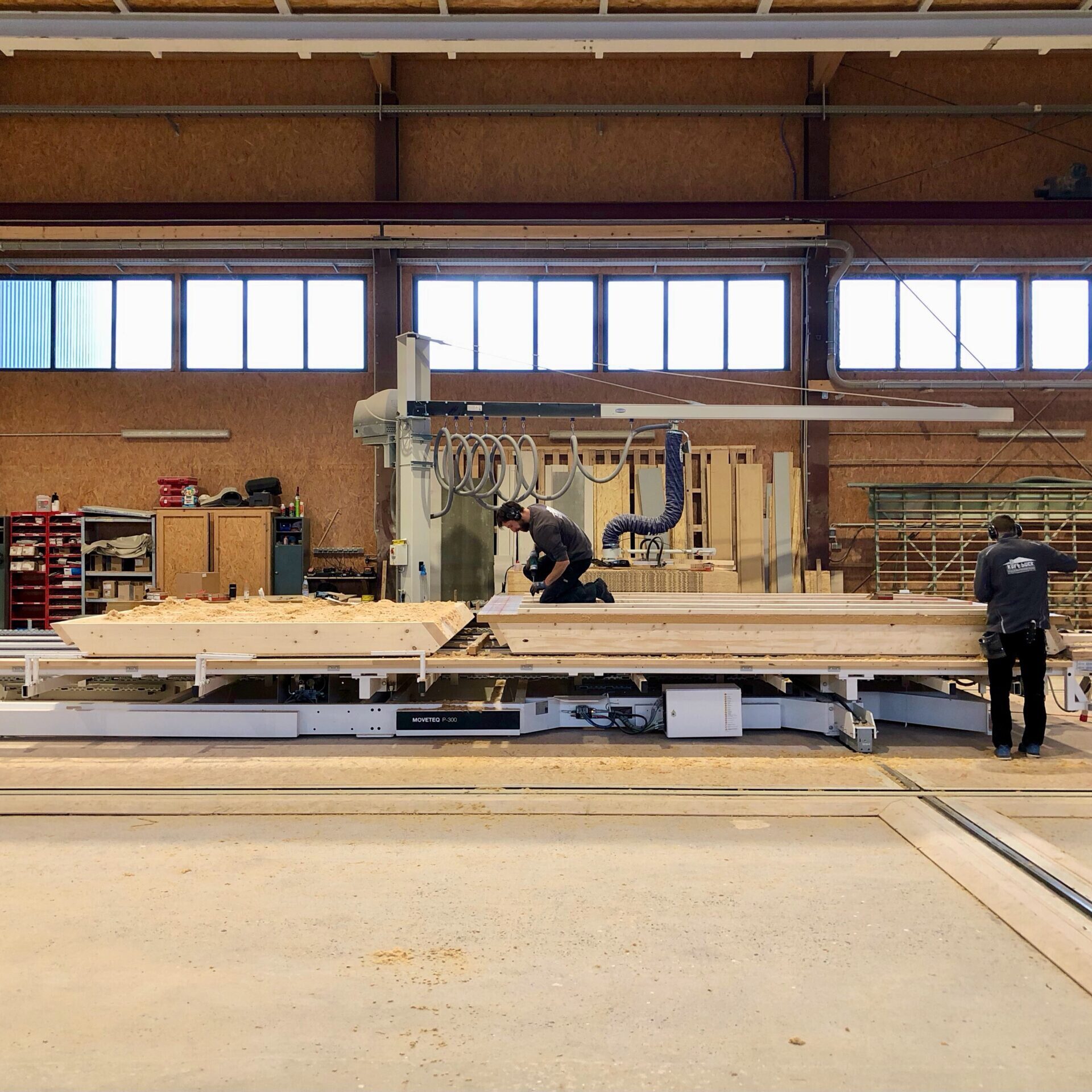 Während der Holzbaurahmen rechts mit STEICOsafe beplankt wird, wartet links schon der nächste Rahmen (Foto: Eric Sturm)