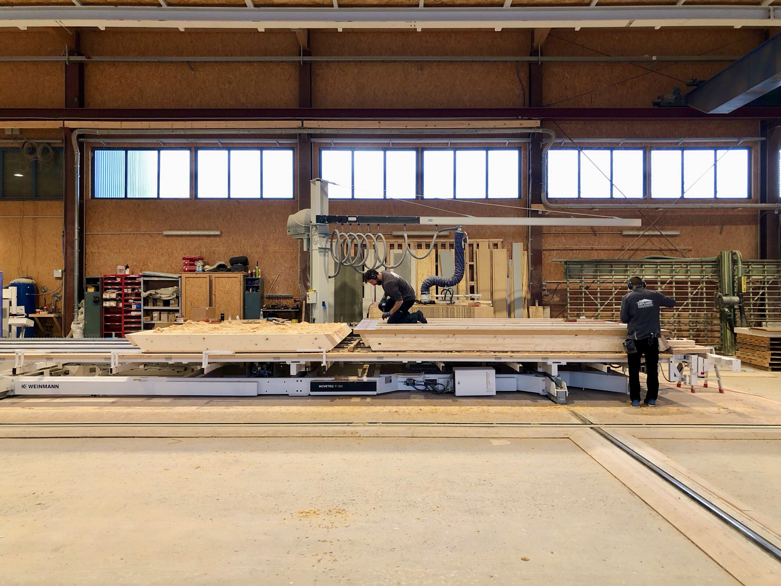 Während der Holzbaurahmen rechts mit STEICOsafe beplankt wird, wartet links schon der nächste Rahmen (Foto: Eric Sturm)