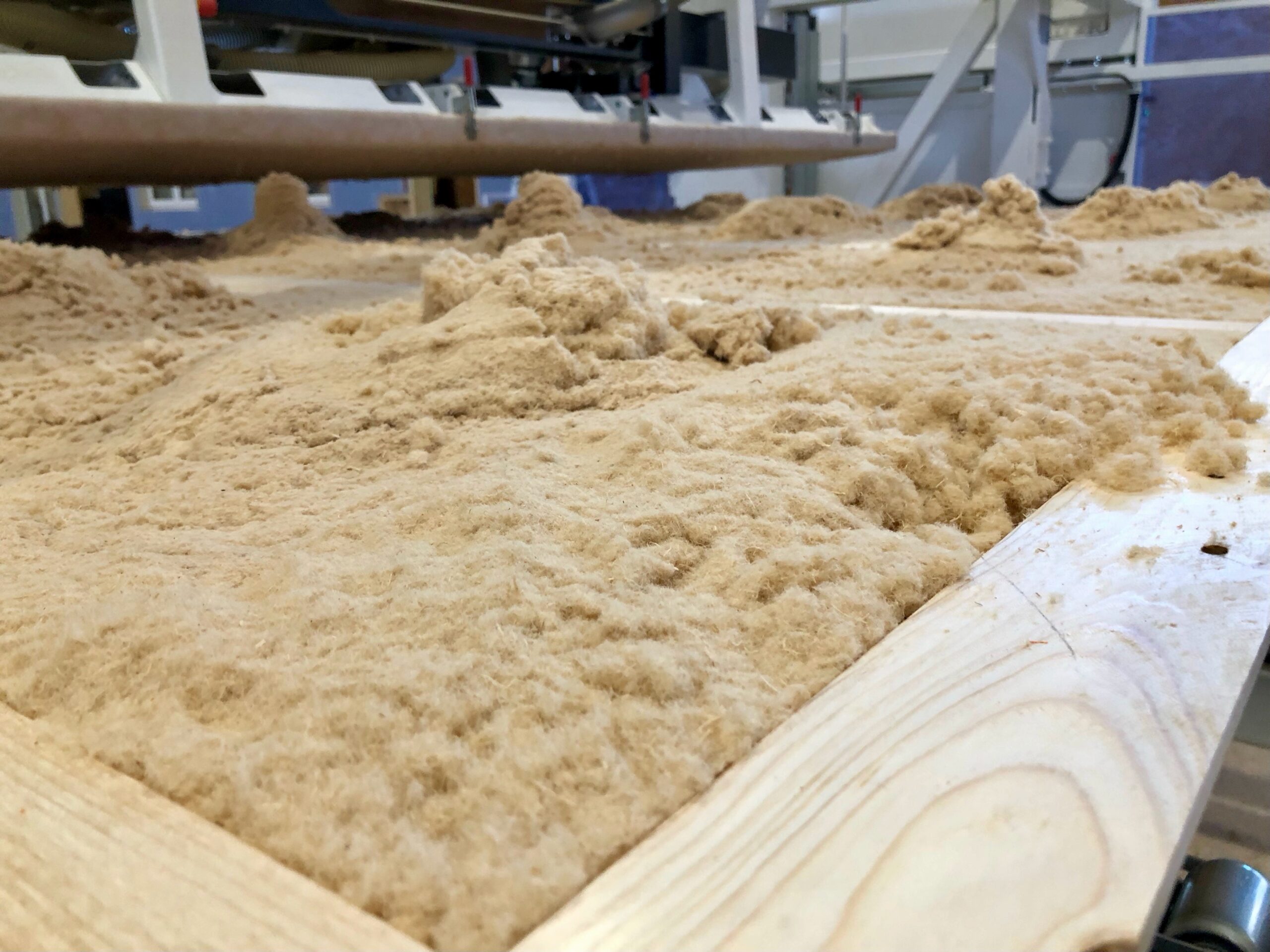 Holzrahmenbau-Dämmung: Die ökologische Einblasdämmung aus Holzfaser ermöglicht laut Hersteller das "formatvariable Dämmen von Hohlräumen" (Foto: Eric Sturm)