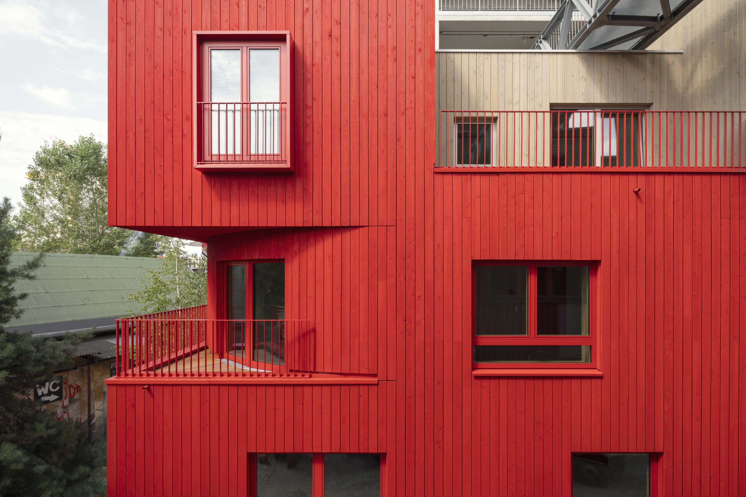 Die leuchtend rot eingefärbte Holzfassade des Haus 2+ (Foto: Jan Bitter)