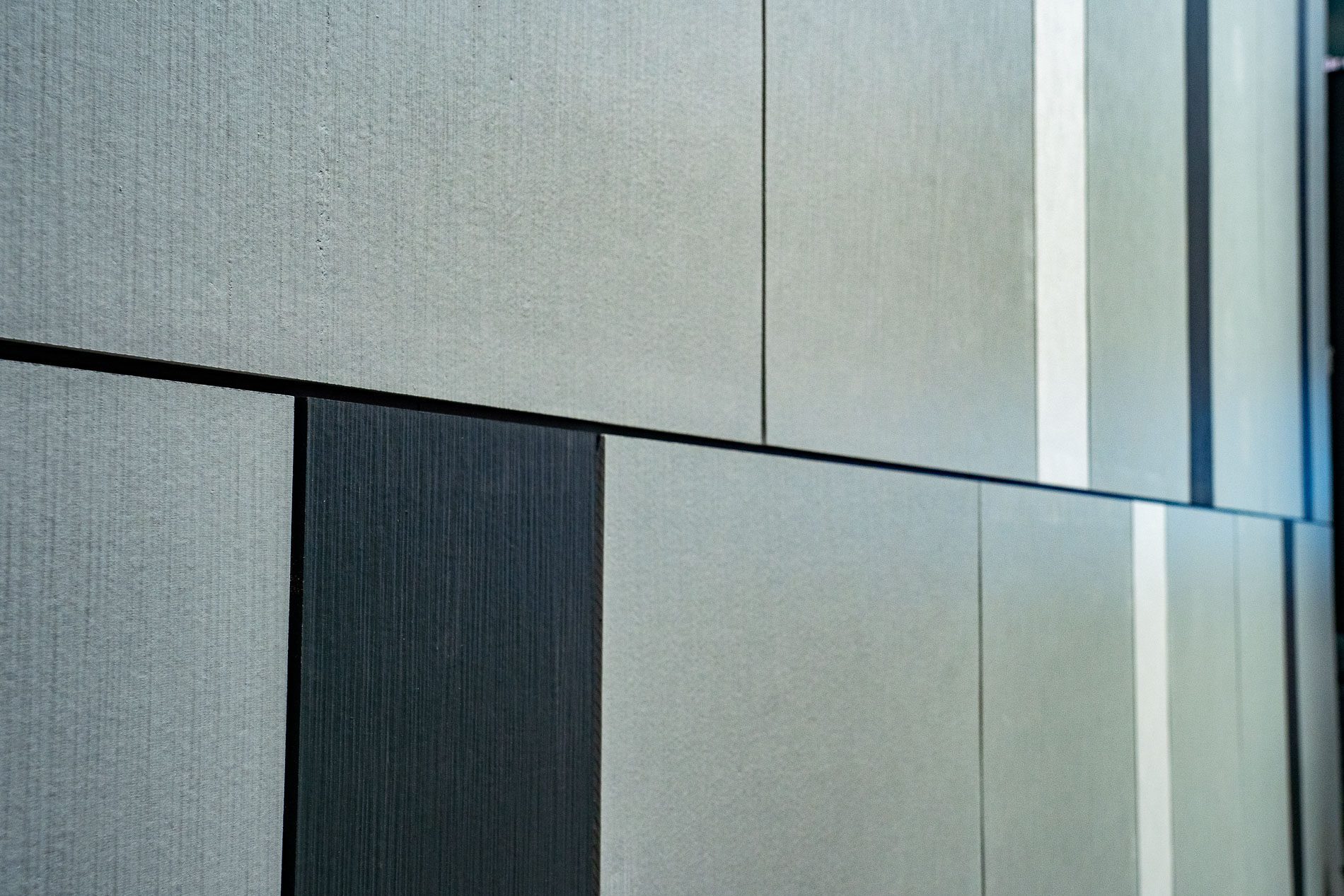 James Hardie-Messestand auf der BAU 2023: Hardie® Architectural Panel in den Farben Schneeweiß, Anthrazitgrau und Nebelgrau. Struktur: Gebürsteter Beton (Foto: James Hardie)