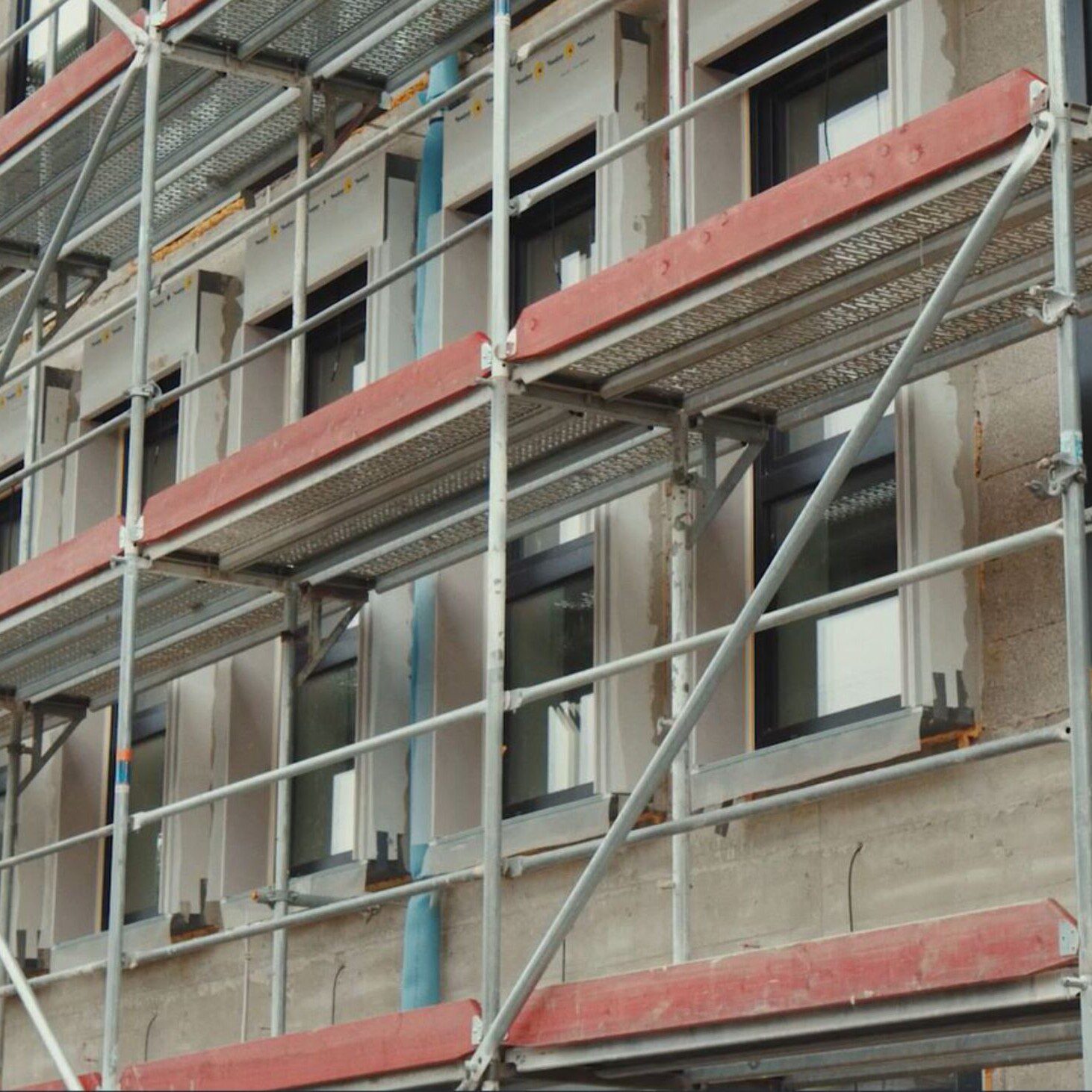 Gerade bei Baustellen mit vielen Fenstern profitieren Bauherren deutlich von dem einfachen und schnellen Anschluss und der verkürzten Bauzeit (Foto: Saint-Gobain Weber)