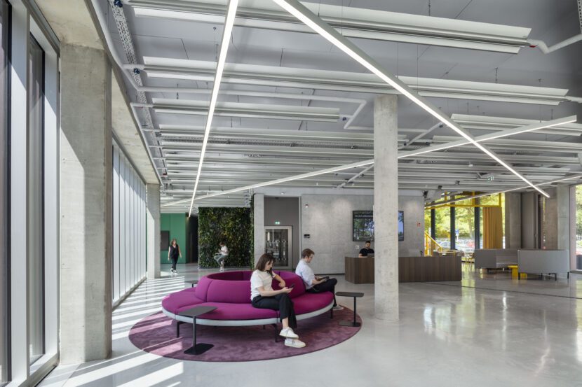 Die Lobby bzw. der Eingangsbereich des InnoDom Cologne, Köln (kadawittfeldarchitektur, Aachen; Foto: Jens Kirchner)