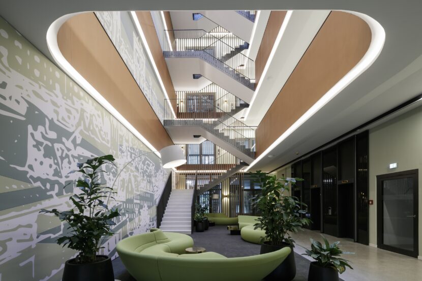 Blick in alle Büroetagen: Das Atrium im "grasblau" (Foto: © CA Immo / Andreas Muhs)