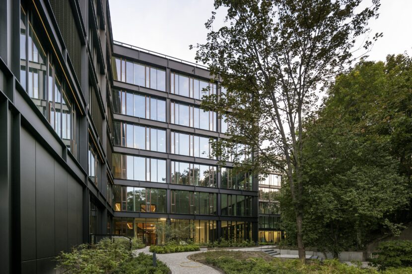 Die Landschaftsarchitektur bettet das "grasblau" in seine grüne Umgebung am nördlichen Ende des Gleisdreieck-Parks ein (Foto: © CA Immo / Andreas Muhs)