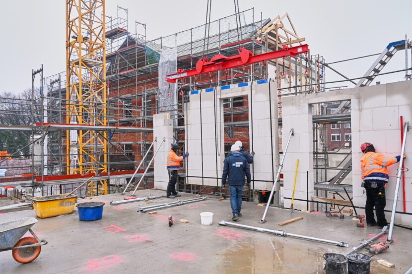 Mithilfe eines Krans werden die Wandelemente aus Kalksandstein an die richtige Position versetzt (Foto: KS-Original / Olaf Mahlstedt)