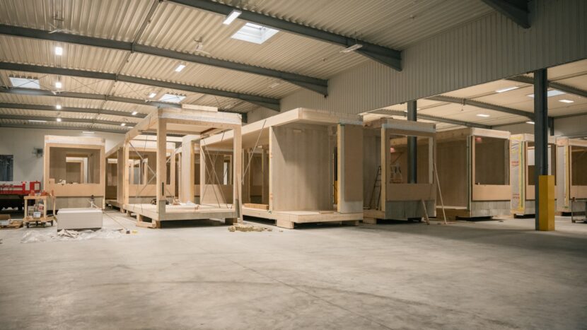 Produktion der Holzmodule bei SH Holz- & Modulbau GmbH in Lingen an der Ems (Foto: Helin Bereket)