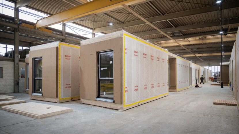Transportfertig! Die Holzmodule für die Schulerweiterung bei SH Holz- & Modulbau GmbH, kurz vor der Abfahrt nach Köln (Foto: Helin Bereket)