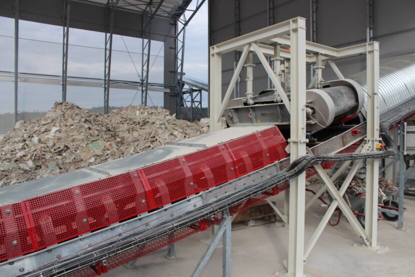 Blick in eine Gips-Recyclinganlage. Recyclinggips stellt neben der Rohstoffgewinnung aus heimischem Bergbau eine wichtige Säule in der nationalen Rohstoffversorgung dar (Foto: Bundesverband der Gipsindustrie e. V. / Dr. H.-J. Kersten)