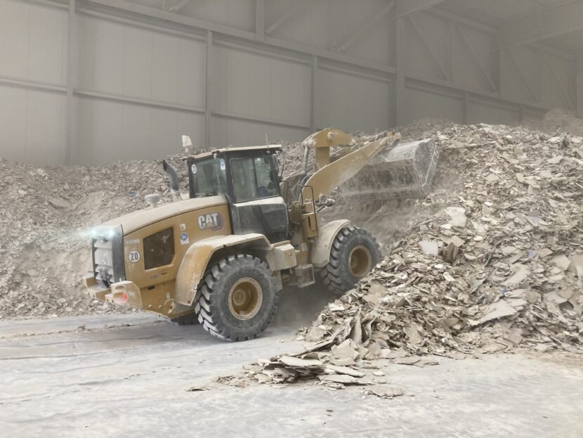 Recycling von gebrauchten Gipsplatten in einer Recyclinganlage. Gegen den Trend einer sich abschwächenden Baukonjunktur wurde die Einsatzmenge von Recyclinggips aus externen Recyclinganlagen im Jahr 2023 deutlich erhöht (Foto: Saint-Gobain Rigips GmbH)