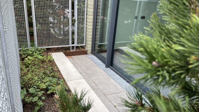 Die ACO Profiline sorgt für eine feste Bauhöhe bei der Fassadenentwässerung der barrierefreien Zugänge zu den begrünten Dachterrassen (Foto: ACO GmbH)