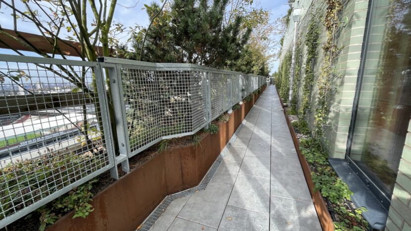 Regenwassermanagement am Hochbunker Hamburg: Für die Entwässerung der Dachterrassen wurde die ACO Self Euroline-Rinne verwendet (Foto: ACO GmbH)