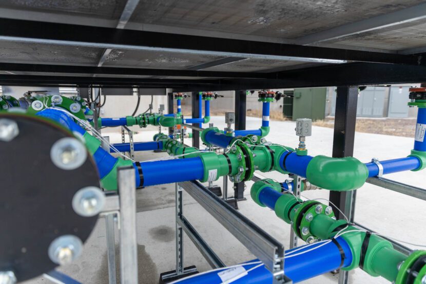 Im Hyperscale-Rechenzentrum Novva wurden 1.350 Meter aquatherm blue in Unterflurbauweise installiert (Foto: aquatherm)