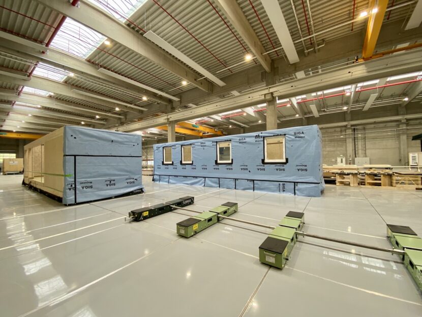 Kurz vor der Fertigstellung: Raummodule in Holzbauweise, produziert im neu eröffneten Holzmodulwerk von timpla in Eberswalde (Foto: Eric Sturm)