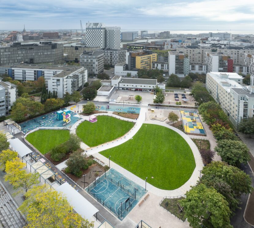 Der Themen-Spielplatz in Helsinki-Ruoholahti im Überblick (Foto: Sakari Röyskö, Stadtverwaltung Helsinki)