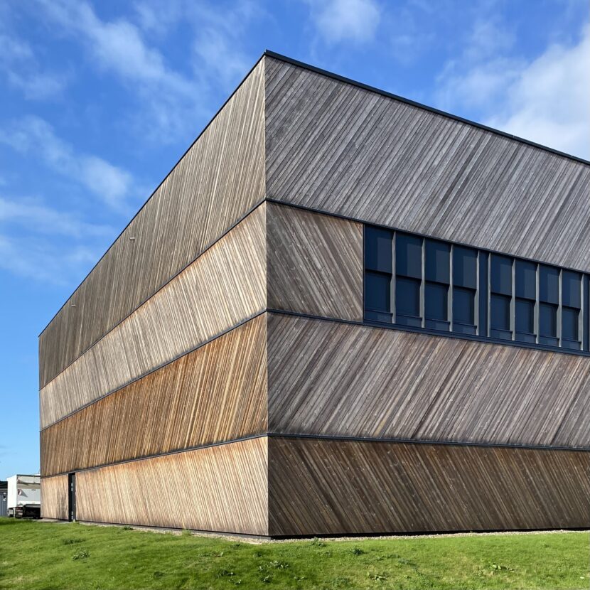 Das Gebäude wurde von Haslob, Kruse + Partner geplant. Seine Holzfassade erinnert an einen historischen Schiffsrumpf (Foto: Eric Sturm)