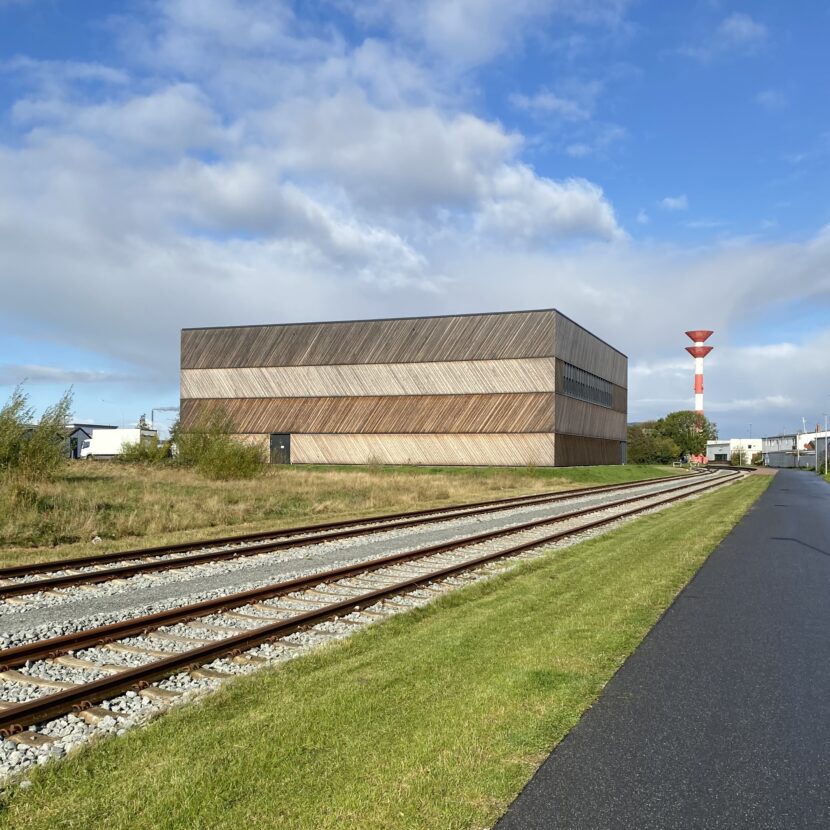 Das Forschungsdepot des Deutschen Schifffahrtsmuseums (DSM) im Fischereihafen von Bremerhaven dient als modernes Lager- und Forschungszentrum für maritime Exponate (Foto: Eric Sturm)