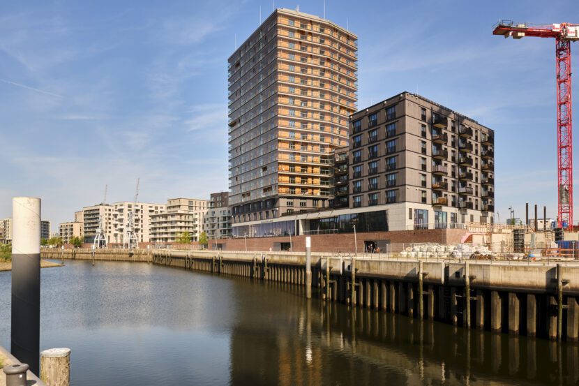 Mit dem "Roots" entstand am Eingang des Hamburger Elbbrückenquartiers ein neues architektonisches Wahrzeichen mit zwei verschiedenen Gebäudeteilen. Es ist das bisher höchste Holzhochhaus in Deutschland (Foto: Schöck Bauteile GmbH)