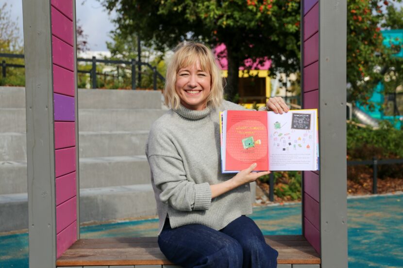 Sichtlich zufrieden mit dem fertigen Spielplatz: Designerin und Kinderbuchautorin Linda Liukas (Foto: Leena Karppinen, Helsinki Partners)