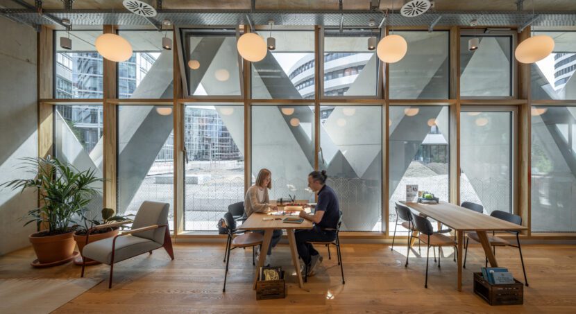 Offene Arbeitsflächen im Ergeschoss (Quelle: HPP Architekten GmbH, Foto: © Ralph Richter)