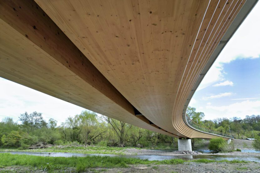 Die drei Radweg- und Fußgängerbrücken sind als zweifeldrige Balkenbrücken konstruiert (Foto: Peter Beckmann)