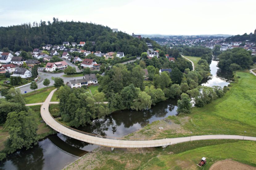 Elegant über den Fluss: Die Blockträgerbrücke Ederdorf in Frankenberg, Hessen (Foto: Peter Beckmann)