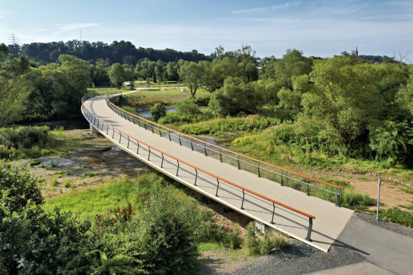 Mit vier Metern Breite bieten die drei Holzbrücken Platz für Radfahrende und Fußgänger:innen (Foto: Peter Beckmann)