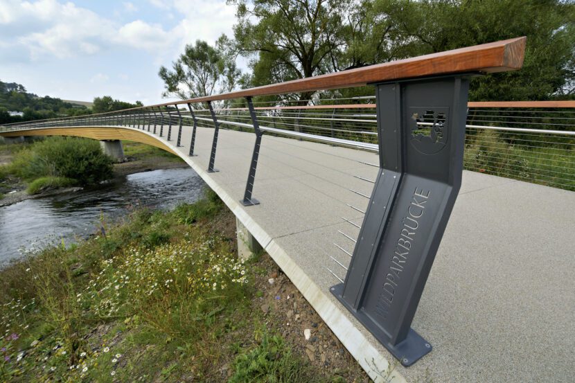 Handläufe aus Accoya-Holz und Geländer aus Edelstahlseilen an der Wildpark-Brücke (Foto: Peter Beckmann)