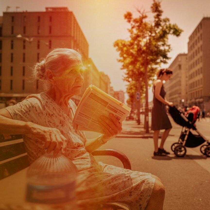 Hitzeperioden stellen Städte vor neue Herausforderungen. Besonders gefährdet sind ältere Menschen, Kinder sowie Personen mit Vorerkrankungen (Collage: architekturmeldungen.de)