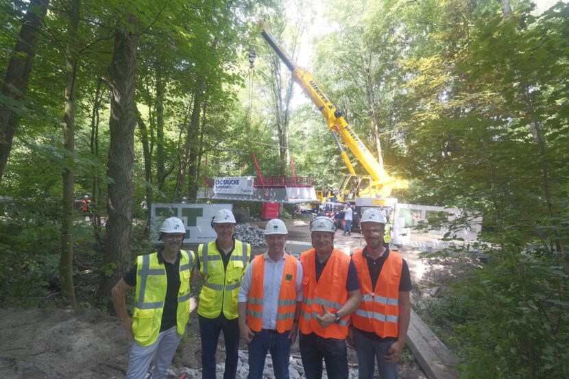 Stolze Brückenbauer vor ihrem Werk (von links nach rechts): Stefan Gramberg, Leiter Holcim Fertigteile; Karl-Dieter Goldsweer, Vertriebsleiter Holcim Fertigteile; Christoph Tiesler, Geschäftsführer Joachim Tiesler Hoch- und Tiefbau; Steffen Grohnert, Brückenexperte im Team Ingenieurbau der Stadt Oldenburg; Jan Bernath, Leiter des Fachdienstes Tiefbau der Stadt Oldenburg (Foto: Sascha Stüber)