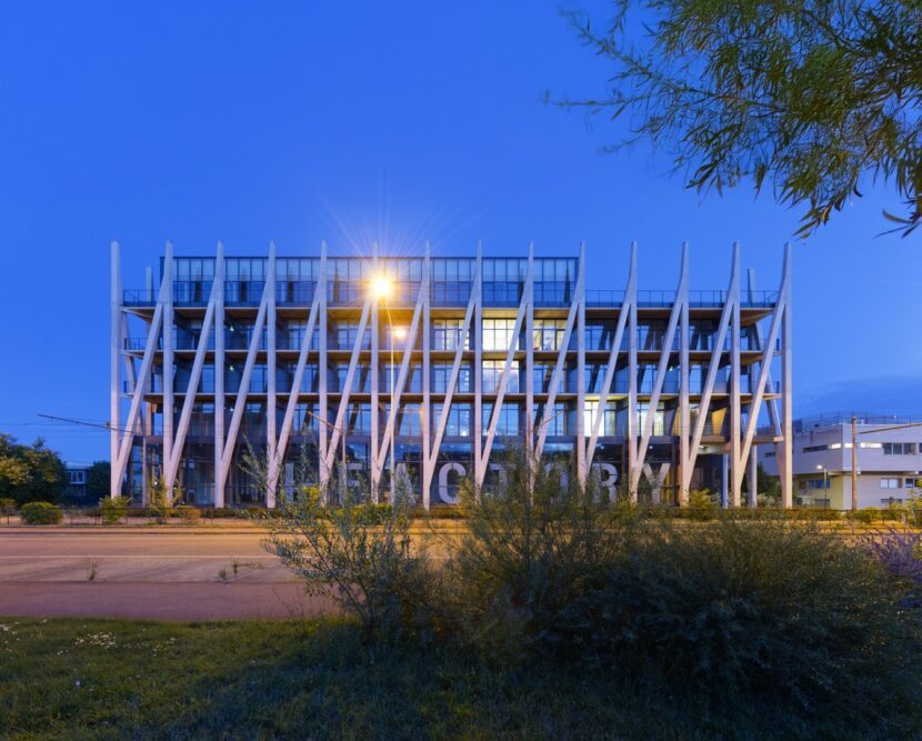 Ein Exoskelett aus 40 Y-förmigen Betonstützen ist Basis für das Tragwerk der "I-Factory" (Foto: © Nicolas Fussler)