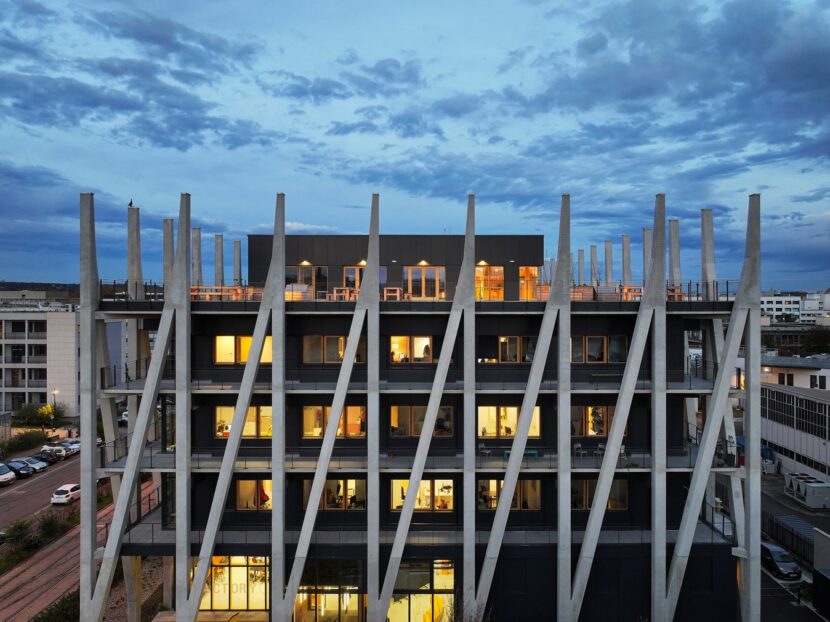 Die umlaufenden Laubengänge beschatten die dahinter liegende Räume und erweitern die Arbeitsbereiche nach außen (Foto: © Nicolas Fussler)