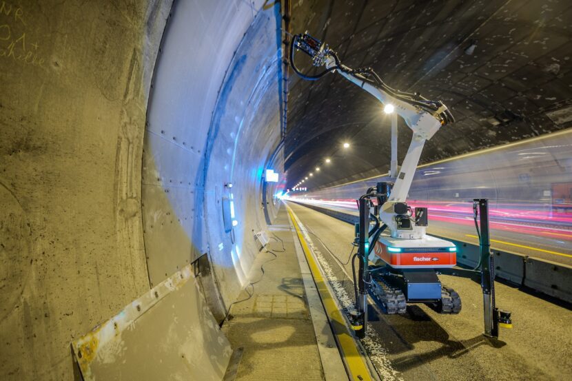 Der fischer Baubot bei einer Bohranwendung im Tunnel: teilautonomes Positionieren und Setzen von Bohrpunkten an der Betonwand unter realen Einsatzbedingungen (Foto: fischer BAUBOT)