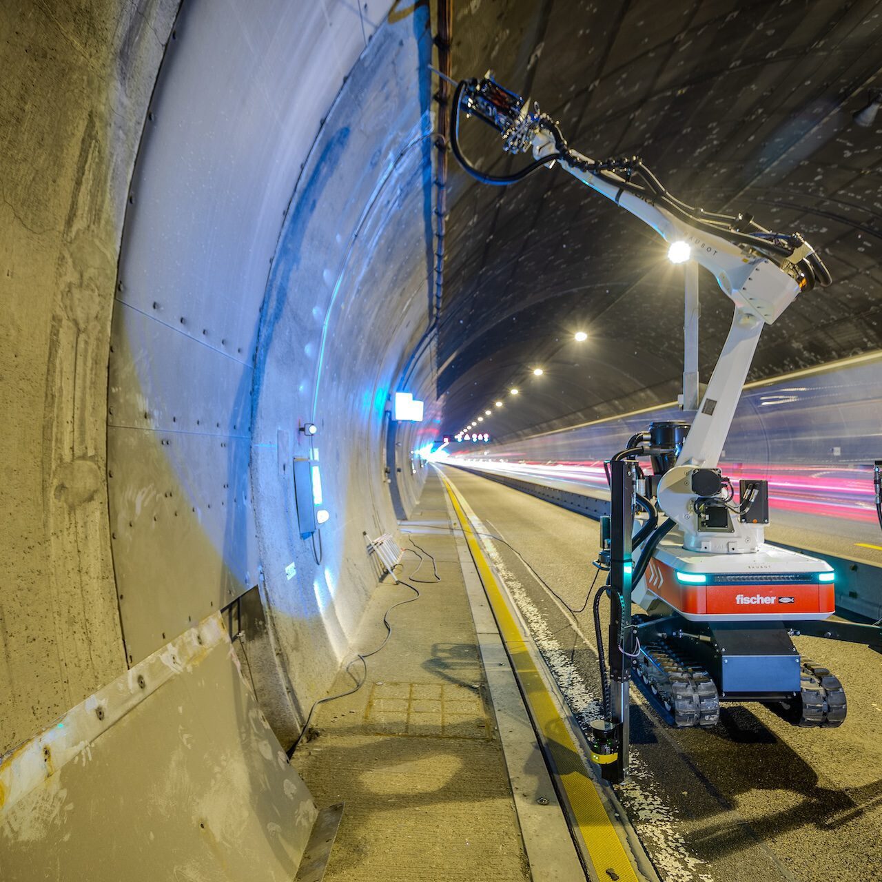 Der fischer Baubot bei einer Bohranwendung im Tunnel: teilautonomes Positionieren und Setzen von Bohrpunkten an der Betonwand unter realen Einsatzbedingungen (Foto: fischer BAUBOT)