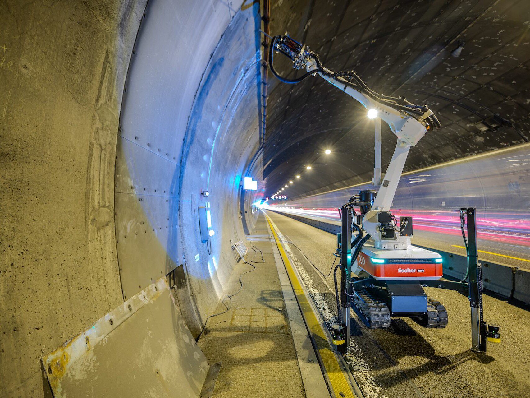 Der fischer Baubot bei einer Bohranwendung im Tunnel: teilautonomes Positionieren und Setzen von Bohrpunkten an der Betonwand unter realen Einsatzbedingungen (Foto: fischer BAUBOT)