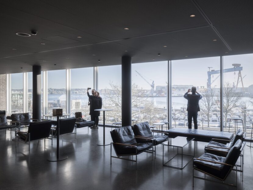 Von der Bar im Obergeschoss geht der Blick auf die Kieler Förde (Foto © Marcus Bredt)