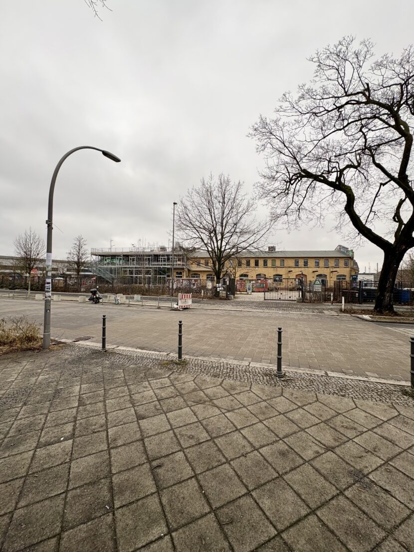 Zwischen Kiez und Bahntrasse: das ZK/U Zentrum für Kunst und Urbanistik in Berlin-Moabit (Foto: Eric Sturm)
