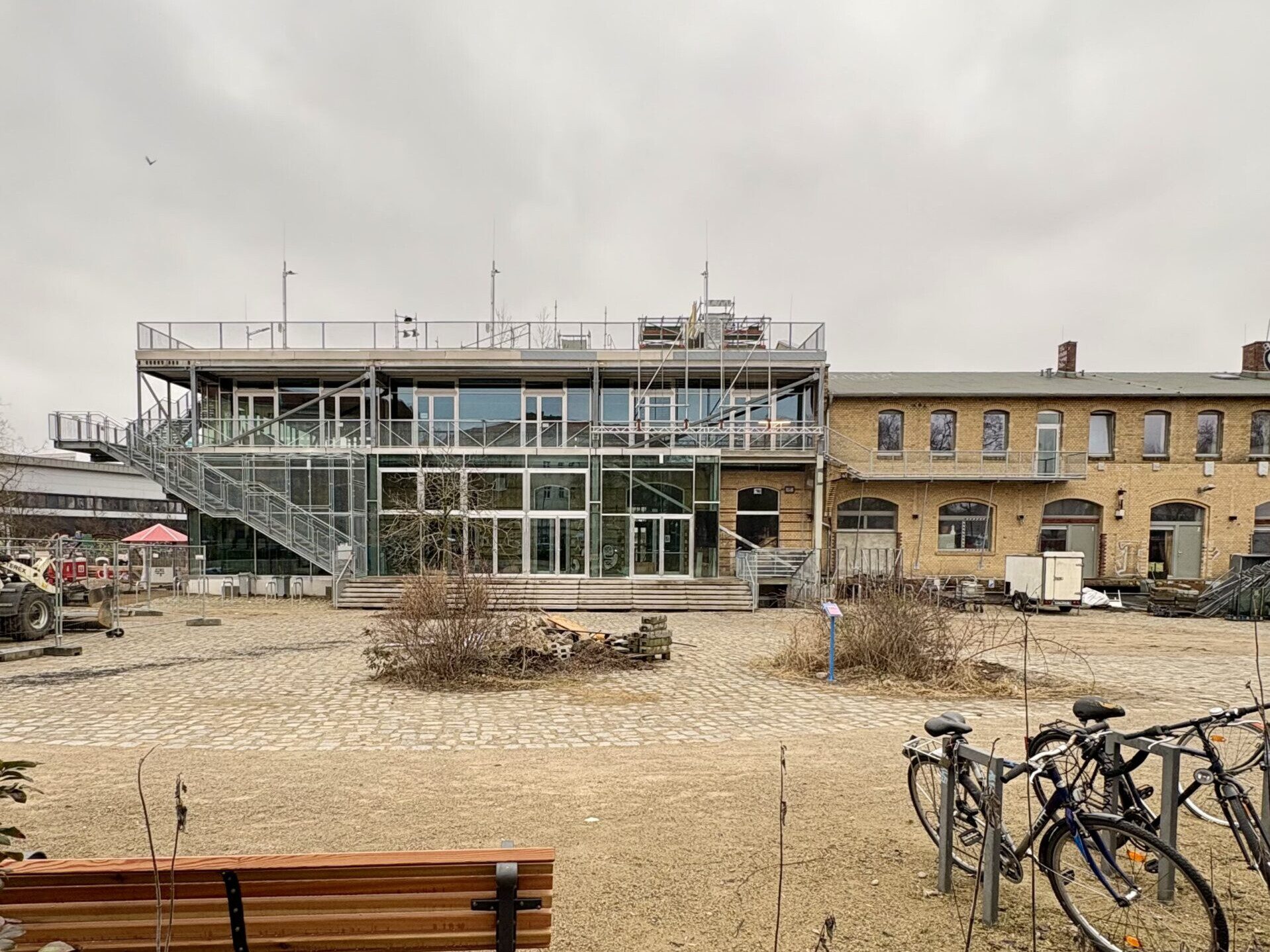Im öffentlichen Raum: Das erweiterte ZK/U Zentrum für Kunst und Urbanistik ist umgeben von einer weitläufigen Platz- und Grünanlage (Foto: Eric Sturm)