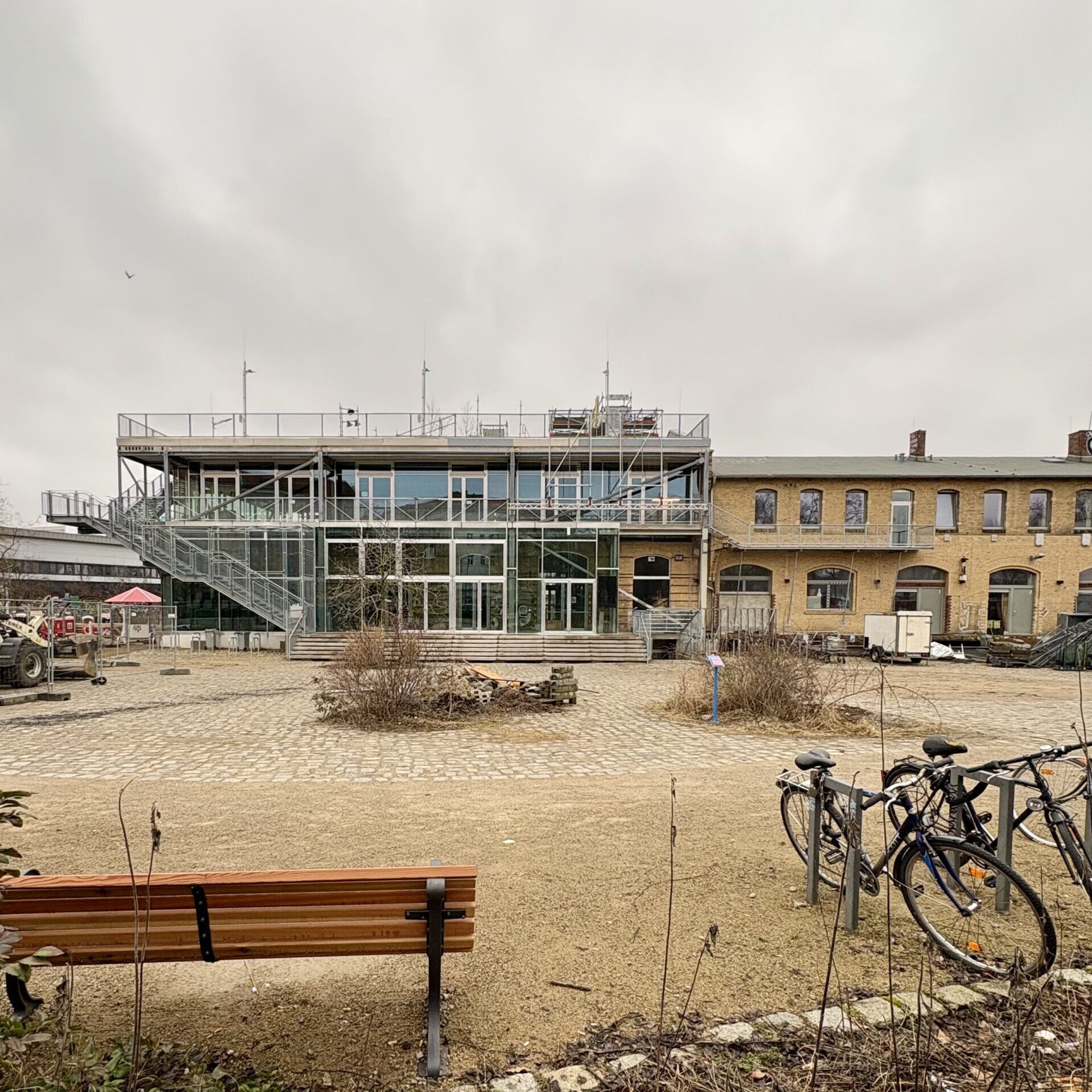 Im öffentlichen Raum: Das erweiterte ZK/U Zentrum für Kunst und Urbanistik ist umgeben von einer weitläufigen Platz- und Grünanlage (Foto: Eric Sturm)